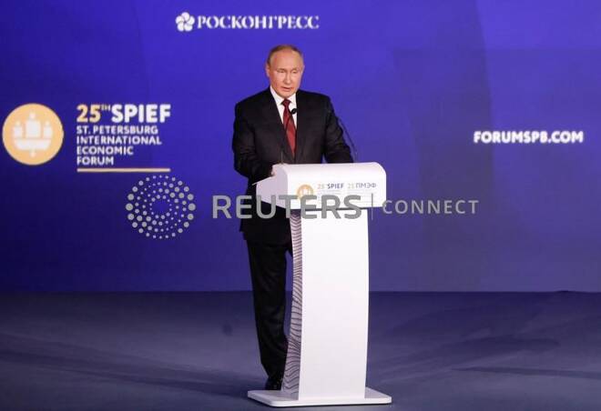 Il presidente russo Vladimir Putin, parla al Forum economico internazionale di San Pietroburgo
