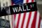 Un cartello stradale di Wall Street davanti alla borsa di New York