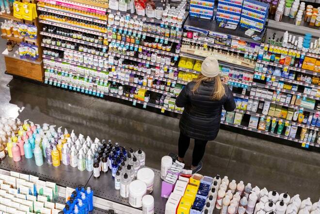 Una donna in un supermercato a Manhattan, New York