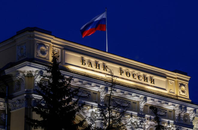 La bandiera della Federazione russa sventola sopra la sede della banca centrale russa