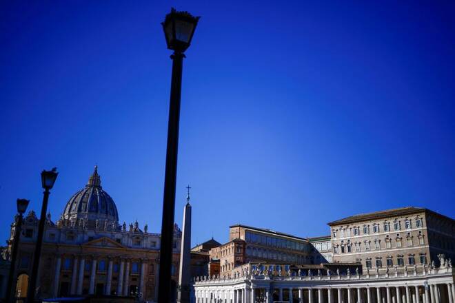 Foto d'archivio: panoramica della Basilica di San Pietro e del Palazzo Apostolico, in Vaticano.