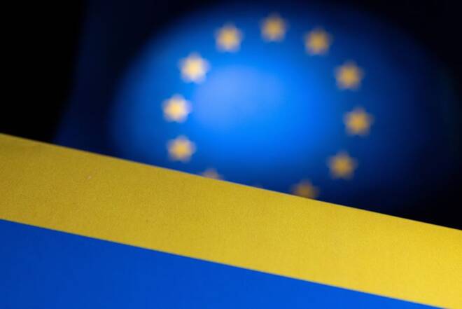 La bandiera dell'Ucraina davanti alla bandiera dell'Unione europea