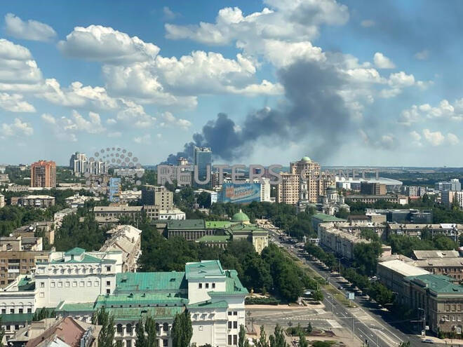 Del fumo è visibile dopo i bombardamenti durante il conflitto tra Ucraina e Russia a Donetsk
