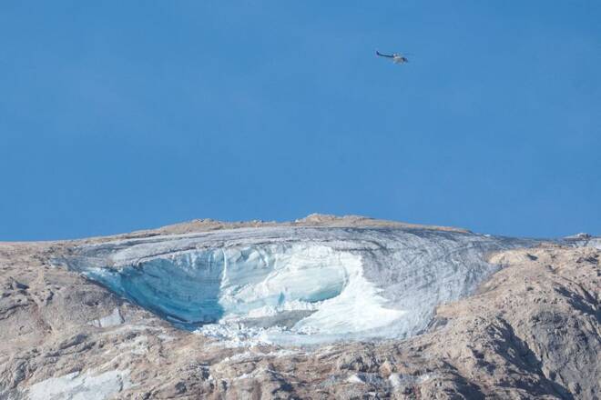 La vetta di Punta Rocca fotografata dopo il crollo di parte del ghiacciaio della Marmolada