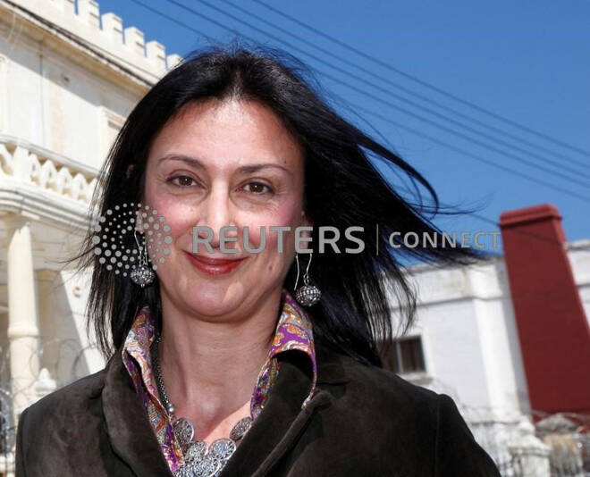 La giornalista maltese Daphne Caruana Galizia di fronte all'ambasciata libica a Malta