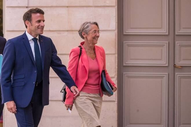 Il presidente francese Emmanuel Macron e il primo ministro Elisabeth Born