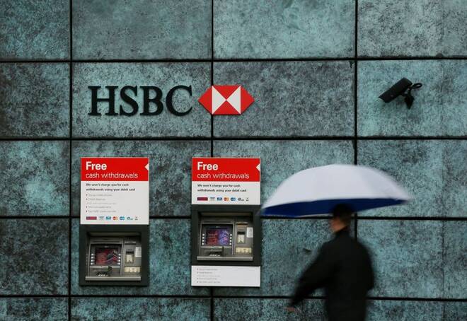 Un uomo passa davanti ad uno sportello HSBC nella City di Londra