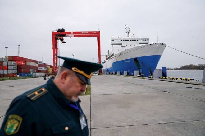 Un funzionario russo nel porto della città di Baltysk, nell'oblast' di Kaliningrad