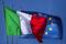 Una bandiera italiana e una dell'Unione europea a Roma