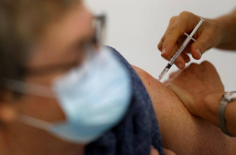 Un operatore sanitario somministra una dose del vaccino "Cominarty" Pfizer-BioNTech