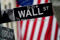 Un cartello stradale di Wall Street davanti alla Borsa di New York