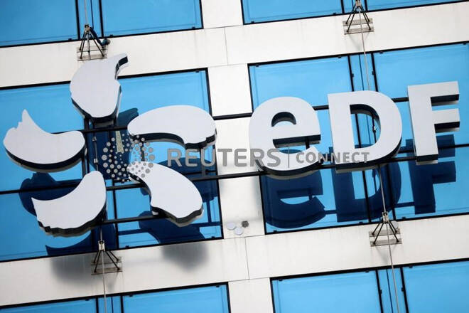 Il logo di Electricite de France ( EDF ) sulla facciata della sede centrale a Parigi
