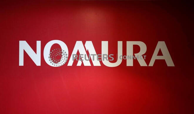 Logo di Nomura Holdings è raffigurato a Tokyo