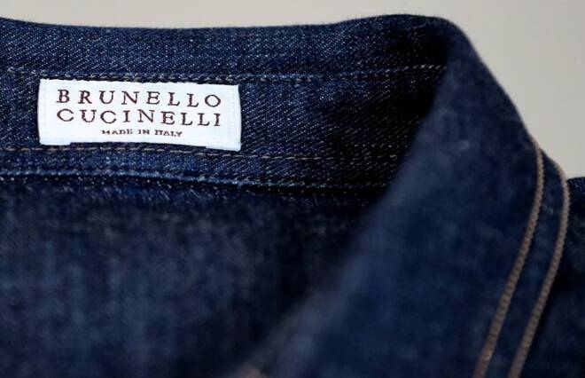 Il logo Brunello Cucinelli su una camicia in uno stabilimento vicino Perugia