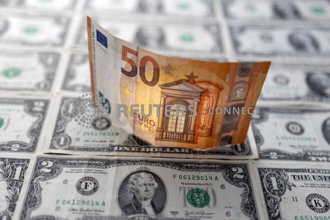 Una banconota da 50 euro sopra delle banconote di dollari statunitensi