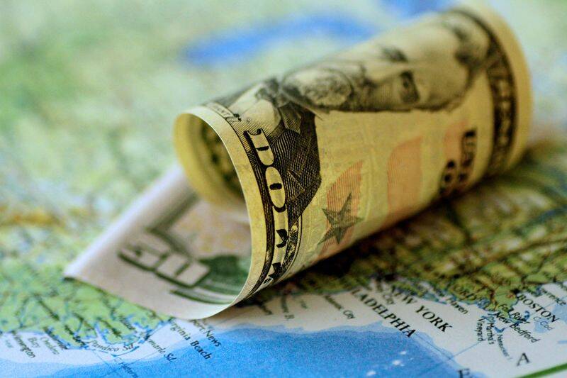 Una banconota da 50 dollari sopra a una mappa degli Stati Uniti