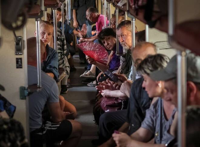 Diversi profughi su un treno diretto a Dnipro e Leopoli durante un'evacuazione dalla regione del Donetsk in Ucraina