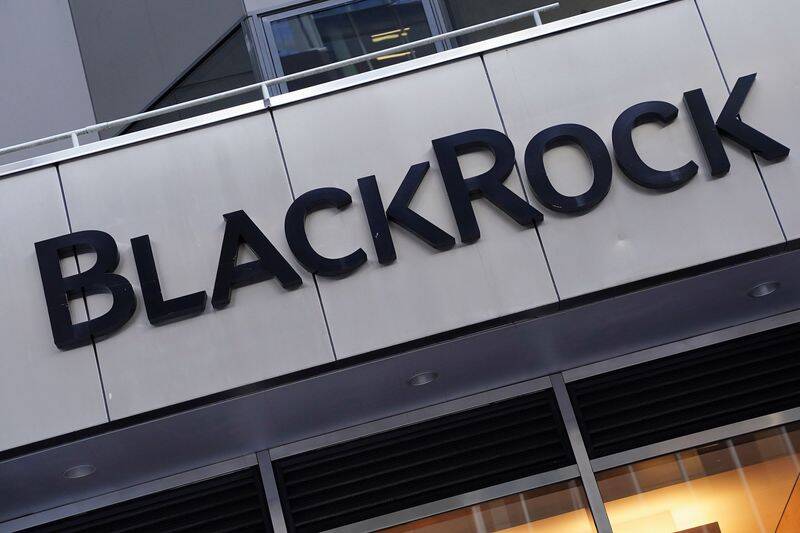 Il logo BlackRock è raffigurato fuori dalla sede di Manhattan