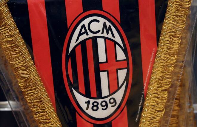 Il logo AC Milan su una bandierina in un negozio a Milano