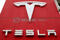 Il logo Tesla presso uno stabilimento a Berna, in Svizzera