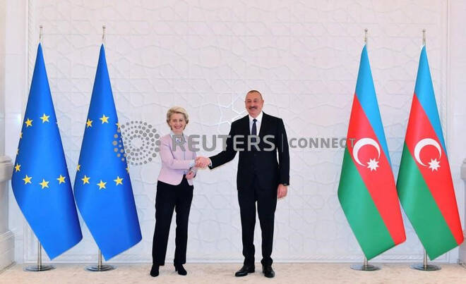 Il presidente dell'Azerbaigian Ilham Aliyev stringe la mano al presidente della Commissione europea Ursula von der Leyen