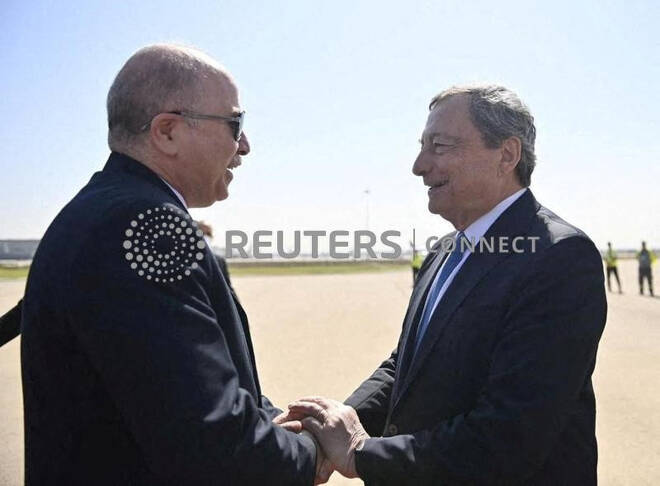 Il primo ministro italiano Mario Draghi è accolto dal primo ministro algerino Aymen Benabderrahmane, ad Algeri