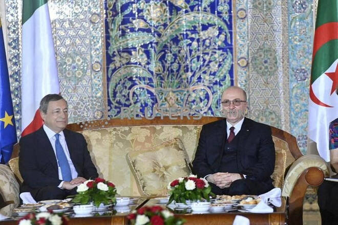primo ministro italiano Mario Draghi posa per una foto con il primo ministro algerino Aymen Benabderrahmane, ad Algeri