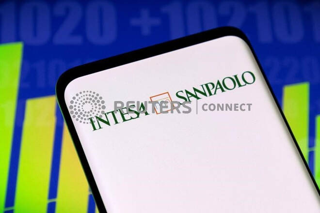 Il logo di Intesa Sanpaolo e un grafico azionario sono visualizzati in questa illustrazione.