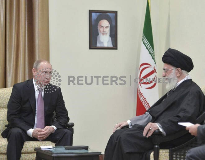 FOTO DI ARCHIVIO: Il presidente russo Vladimir Putin incontra la Guida Suprema iraniana, l'ayatollah Ali Khamenei, a Teheran.