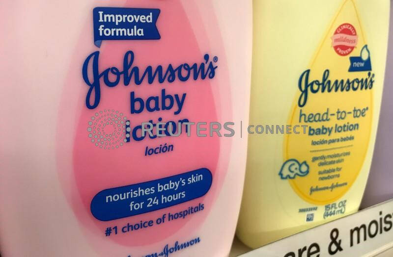 I prodotti Johnson & Johnson sono in vendita a Solana Beach, in California