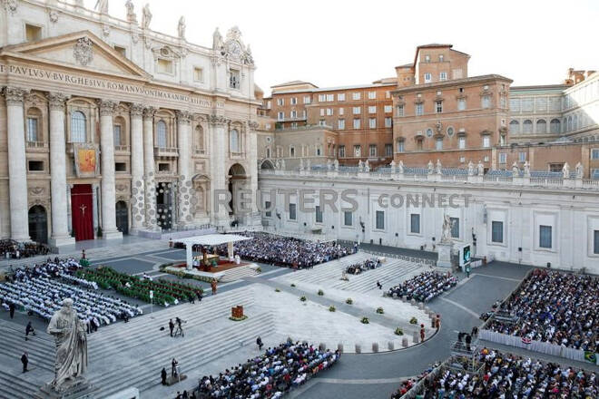 Papa Francesco tiene una messa in Piazza San Pietro per l'Incontro Mondiale delle Famiglie in Vaticano