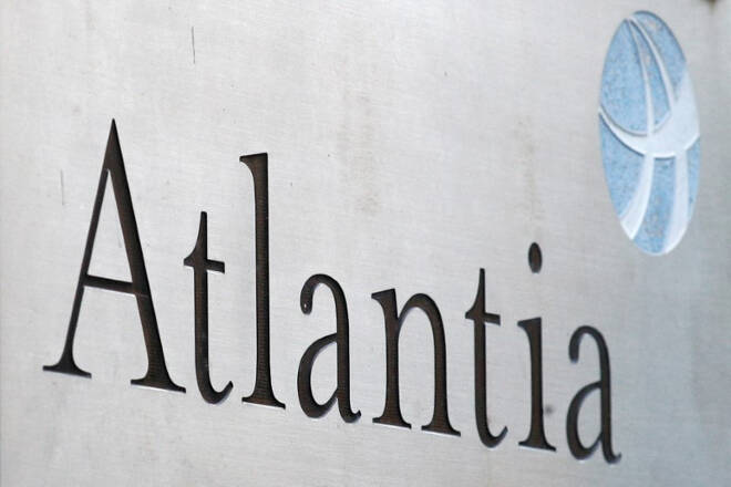 Il logo di Atlantia fuori dalla sede, a Roma
