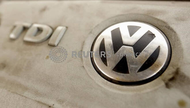 Il logo Volkswagen è visibile su un motore diesel TDI
