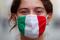 Una donna con una mascherina italiana a Roma