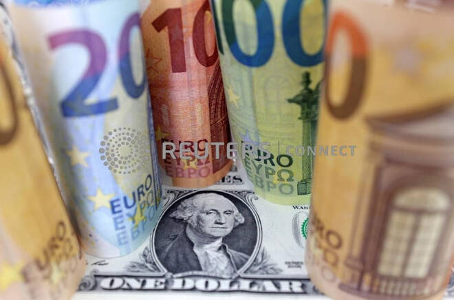 L'illustrazione mostra le banconote in euro e in dollari statunitensi