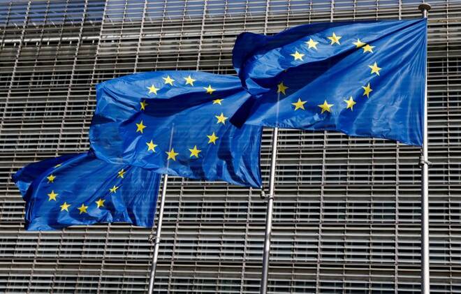 Bandiere dell'Unione Europea sventolano davanti alla sede della Commissione UE a Bruxelles