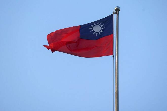 Una bandiera di Taiwan è visibile in Piazza della Libertà a Taipei