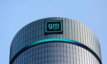 Il logo GM è visibile sulla facciata della sede centrale di General Motors a Detroit