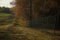 La recinzione di confine con la Russia è visibile nell'area del corridoio di Suwalki, vicino a Bolcie, Polonia