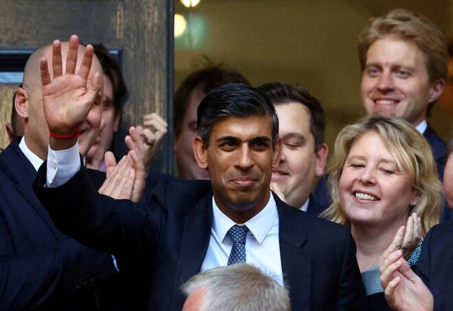 Il nuovo leader del partito conservatore britannico Rishi Sunak esce dalla sede della campagna elettorale, a Londra