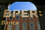 Il logo Banca Bper all'esterno di una filiale della banca a Milano