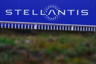 Il logo di Stellantis su un edificio dell'azienda a Velizy-Villacoublay, vicino a Parigi