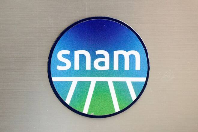 Il logo del gruppo italiano del gas Snam è visibile all'esterno della sua sede a Roma