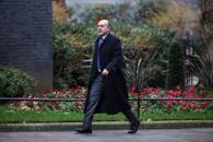 Il direttore dell'Unità politica del Numero 10 Andrew Griffith cammina fuori da Downing Street dopo una riunione del COBR