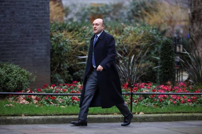 Il direttore dell'Unità politica del Numero 10 Andrew Griffith cammina fuori da Downing Street dopo una riunione del COBR
