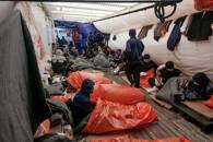 La nave di soccorso 'Ocean Viking' con 234 persone a bordo attende il permesso di attraccare