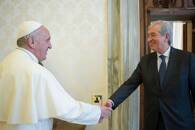 L'ex revisore generale dei conti del Vaticano Libero Milone insieme a papa Francesco