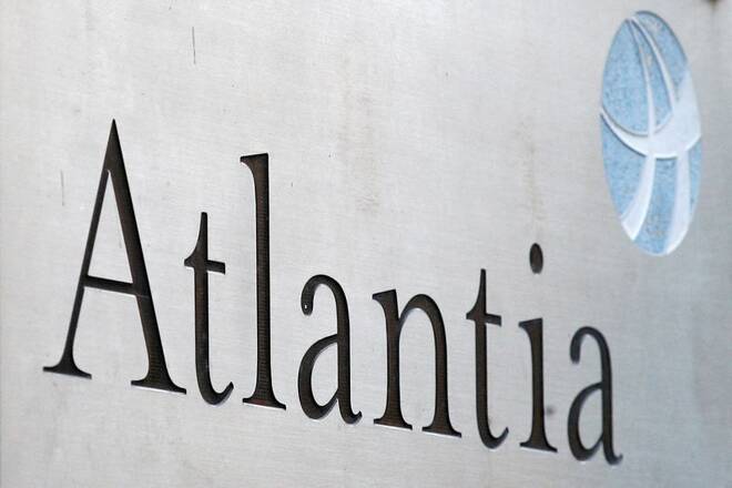Il logo di Atlantia è visibile all'esterno della sede, a Roma