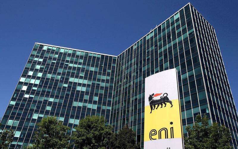 Il logo Eni davanti alla sede a San Donato Milanese, a Milano