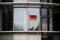 Un bandiera tedesca riflessa su una finestra di un edificio a Berlino, in Germania